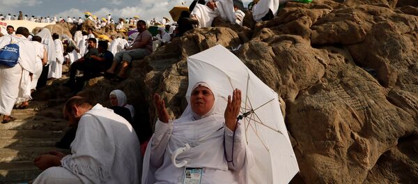 حجاج  يتوافدون إلى جبل عرفة لأداء الركن الأعظم من الحج الوقوف بعرفة، السعودية 20 أغسطس/ آب 2018 - سبوتنيك عربي