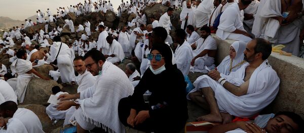 حجاج يتوافدون إلى جبل عرفة لأداء الركن الأعظم من الحج الوقوف بعرفة، السعودية 20 أغسطس/ آب 2018 - سبوتنيك عربي