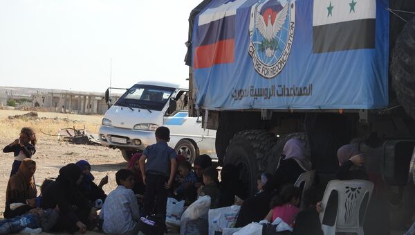 أبو الظهور...الجنود والأطباء الروس يخففون معاناة المدنيين الخارجين من إدلب - سبوتنيك عربي