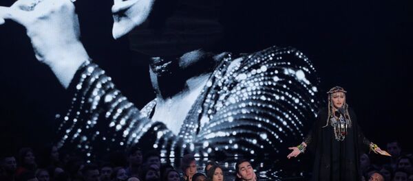 المطربة الأمريكية مادونا خلال إلقائها كلمة عن المطربة الراحلة أريثا فرنكلين في حفل جوائز إم تي في, 20 أغسطس/آب 2018 - سبوتنيك عربي