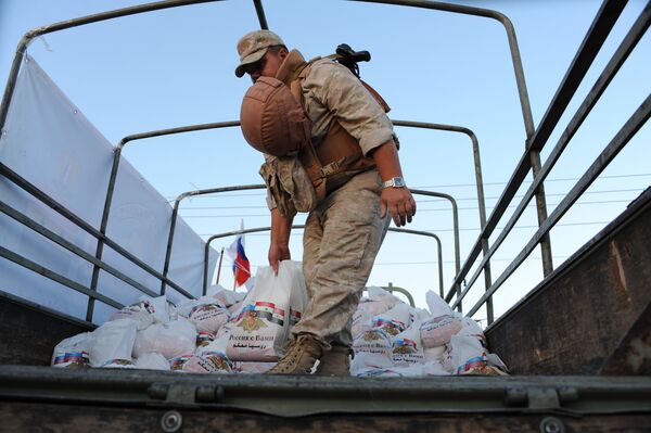 العسكريون الروس يوزعون المساعدات الإنسانية على المدنيين السوريين العسكريون الروس يوزعون المساعدات الإنسانية على المدنيين السوريين - سبوتنيك عربي