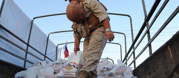 العسكريون الروس يوزعون المساعدات الإنسانية على المدنيين السوريين العسكريون الروس يوزعون المساعدات الإنسانية على المدنيين السوريين - سبوتنيك عربي