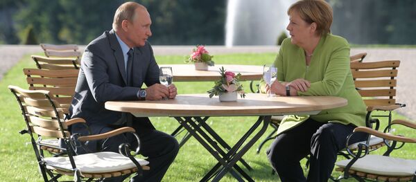 الرئيس الروسي فلاديمير بوتين والمستشارة الألمانية أنجيلا ميركل خلا للقائهما في المقر الرئاسي في ميزبيرغ، ألمانيا 18 أغسطس/ آب 2018 - سبوتنيك عربي
