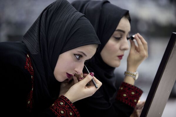 عروستان فلسطينيتان تستعدان لحفل زفاف جماعي في مدينة رام الله بالضفة الغربية، 18 أغسطس/ آب 2018 حيث شارك فيه 252 من الأزواج. - سبوتنيك عربي