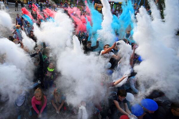 مشاركو مهرجان تريكولور في حديقة كيرلاي في قازان - سبوتنيك عربي