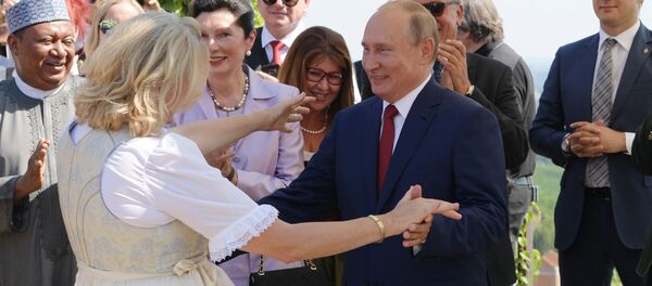 الرئيس فلاديمير بوتين خلال أداء رقصة مع وزيرة الخارجية النمساوية كارين كنايلس في حفل زفافها - سبوتنيك عربي