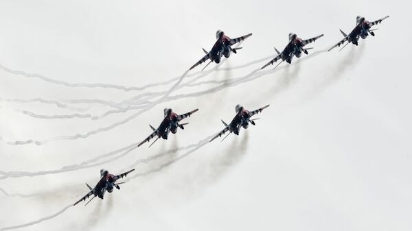 طائرات ميغ-29 من فرقة الاستعراض الجوي ستريجي خلال عرض للطيارين في إطار افتتاح المنتدى الدولي أرميا 2018 (الجيش 2018 في كوبينكا، ضواحي موسكو - سبوتنيك عربي