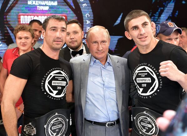 الرئيس فلاديمير بوتين خلال حفل توزيع جوائز البطولة الدولية للشامبو بلاتفورما إس-70 - سبوتنيك عربي