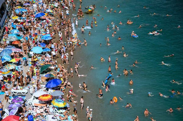 عطلة صيفية على شاطئ البحر في بلدة سيميز في القرم - سبوتنيك عربي