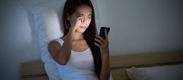 فتاة مع الموبايل في الفراش - سبوتنيك عربي