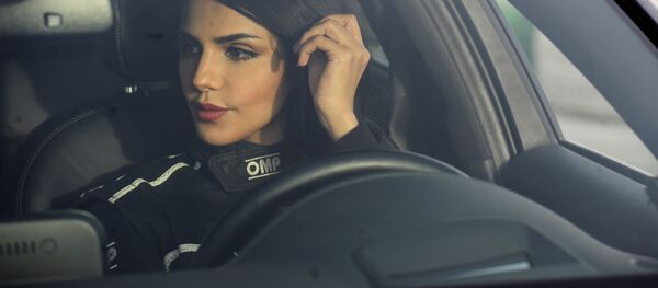 المتسابقة السعودية رنا الميموني (30 عاما) في ساحة ديراب للاستعراض الحر في  ضواحي مدينة الرياض، المملكة العربية السعودية 19 يوليو/ تموز 2018 - سبوتنيك عربي