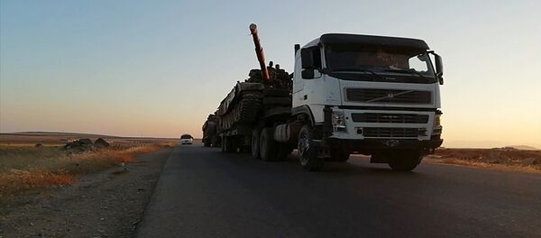 أرتال المدرعات السورية تواصل تدفقها إلى جبهة إدلب - سبوتنيك عربي