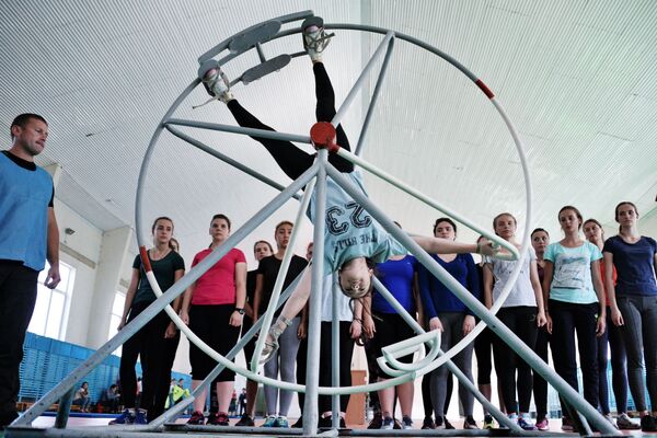 تلميذات خلال امتحان القبول في مدرسة كراسنودار العليا للطيران العسكري - سبوتنيك عربي