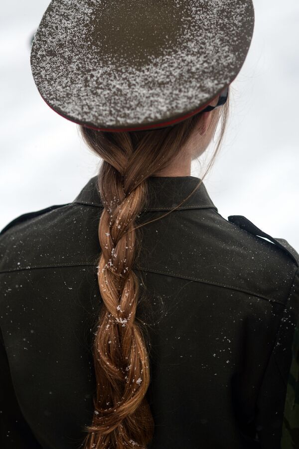 فتاة تقف فأمام نصب تذكاري للقوات الوطنية في  الحرب الوطنية عام 1812 في فيليكي نوفغورود - سبوتنيك عربي