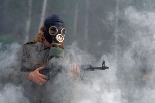 طالبة من معهد تومسك الطبي العسكري خلال التدريبات - سبوتنيك عربي