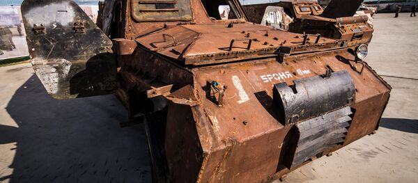 سيارة مصفحة لاند كروزر في معرض الأسلحة التي تم حجزها من المسلحين في سوريا، كجزء من المنتدى الفني العسكري الدولي الرابع أرمي 2018 (الجيش 2018) في كوبينكا - سبوتنيك عربي