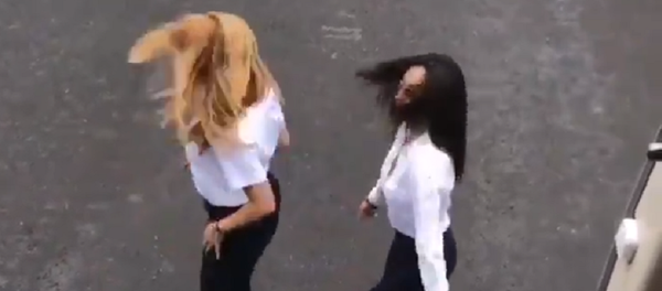 قائدة طائرة تخوض تحدي كيكي من طائرتها - سبوتنيك عربي