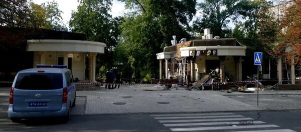 موقع الانفجار في مقهى سيبار وسط مدينة دونيتسك، على بعد عدة أمتار من مقر زاخارتشينكو - سبوتنيك عربي