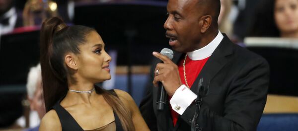 الأسقف تشارلز إيليس مع المطربة الأمريكية أريانا غراندي في حفل تأبين المطربة الراحلة أريثا فرانكلين، 31 أغسطس/آب 2018 - سبوتنيك عربي