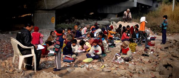 أطفال (محرومون) هنديون يحضرون دروس مجانية في نيودلهي، الهند - سبوتنيك عربي