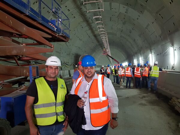 مراسل سبوتنيك مع أحد مهندسي مشروع حفر أنفاق قناة السويس - سبوتنيك عربي