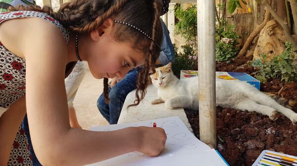 البنت ترسم الرسم للقط البنت ترسم الرسم للقط - سبوتنيك عربي