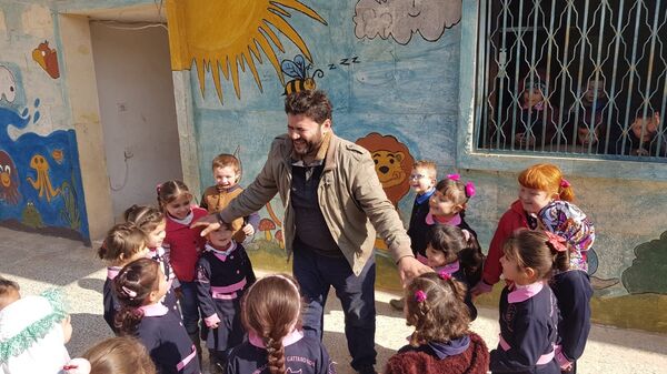 محمد علاء الجليل يلعب مع أيتام في محمية القطط محمد علاء الجليل يلعب مع أيتام في محمية القطط - سبوتنيك عربي