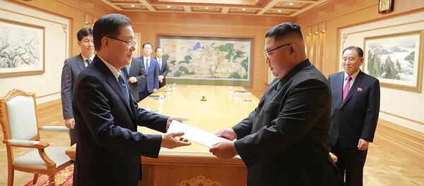 زعيم كوريا الشمالية كيم جونغ أون ومبعوث كوريا الجنوبية الخاص - سبوتنيك عربي