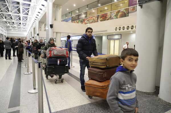 مطار بيروت يعج بالمسافرين - سبوتنيك عربي