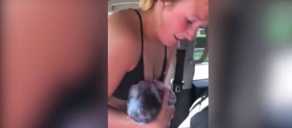 إمرأة تلد طفلها في سيارة متحركة - سبوتنيك عربي