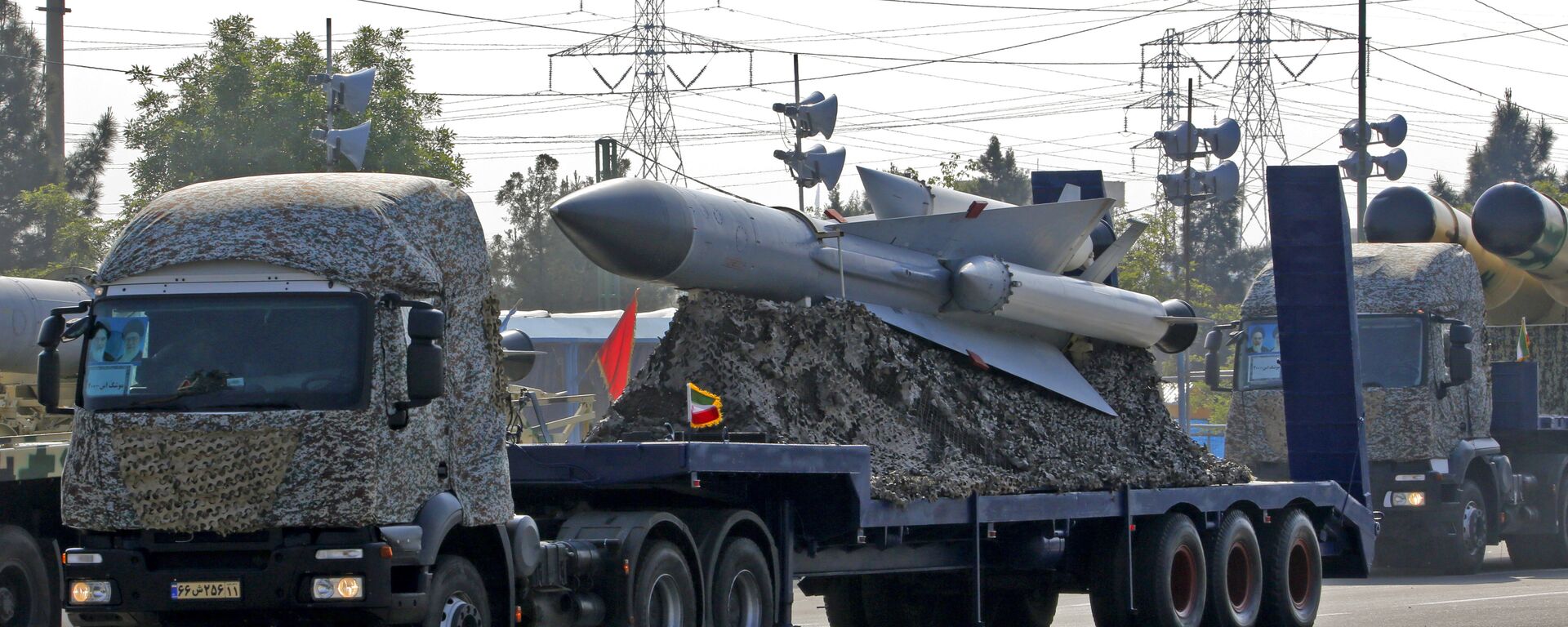 شاحنة عسكرية إيرانية تحمل صواريخ خلال استعراض بمناسبة يوم الجيش السنوي للبلاد في 18 أبريل 2018 - سبوتنيك عربي, 1920, 17.06.2025