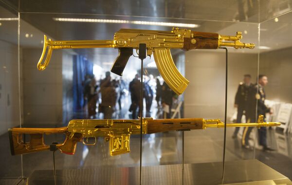 بندقية كلاشنيكوف الذهبية للرئيس السابق صدام حسين - سبوتنيك عربي