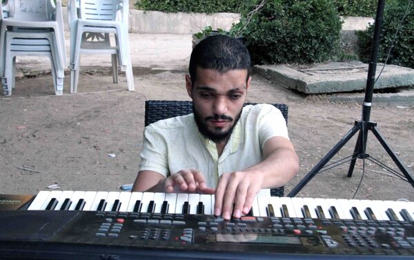 عازف كفيف في مقهى لذوي الاحتياجات الخاصة في دمشق - سبوتنيك عربي