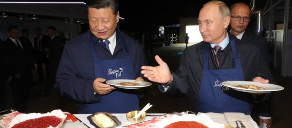 الرئيسان الروسي فلاديمير بوتين والصيني يطهوان الفطائر - سبوتنيك عربي