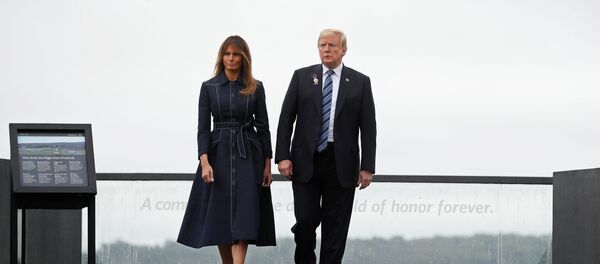 الرئيس الأمريكي دونالد ترامب وزوجته ميلانيا ترامب يقومان بجولة في النصب التذكاري الوطني لرحلة الطيران 93 بالقرب من شانكسفيل بولاية بنسلفانيا، 11 سبتمبر/أيلول 2018 - سبوتنيك عربي