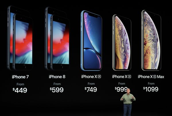 نائب رئيس شركة آبل للتسويق، فيليب شير، يعرض هواتف آيفون الجديدة،  iPhone Xs و iPhone Xs Max و iPhone Xr - سبوتنيك عربي