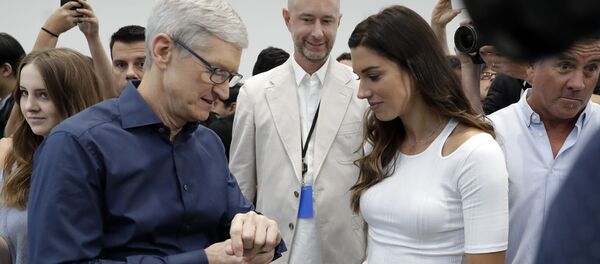 الرئيس التنفيذي لشركة آبل، تيم كوك، يتفحص ساعة  Apple Watch 4 الجديدة - سبوتنيك عربي