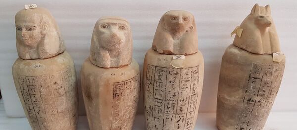 قطع آثرية تم نقلها من جنوب القاهرة إلى المتحف المصري الكبير - سبوتنيك عربي