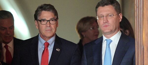 وزير الطاقة الروسي ألكسندر نزفاك مع نظيره الامريكي في موسكو - سبوتنيك عربي