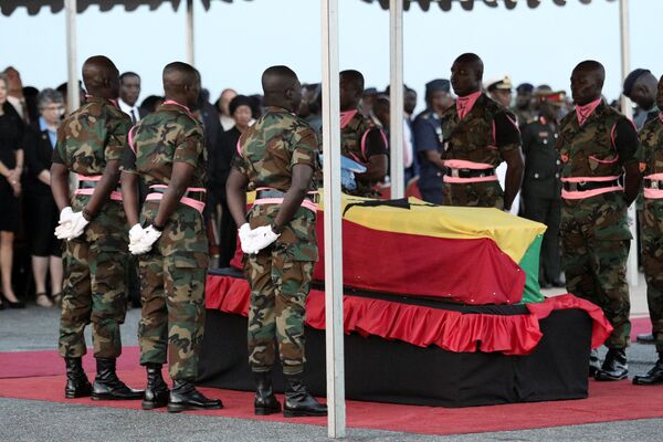 جثمان الأمين العام السابق للأمم المتحدة كوفي عنان ملفوفا بعلم غانا - سبوتنيك عربي