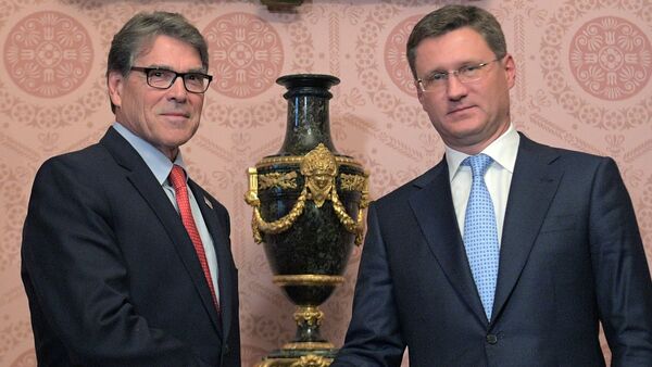 وزير الطاقة الروسي نوفاك مع نظيره الأمريكي بيري في اجتماع لهما بموسكو - سبوتنيك عربي