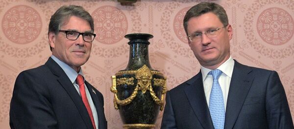 وزير الطاقة الروسي نوفاك مع نظيره الأمريكي بيري في اجتماع لهما بموسكو - سبوتنيك عربي