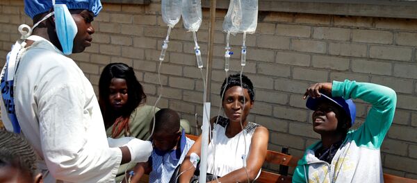 مرضى ينتظرون تلقي العلاج من وباء الكوليرا في عيادة بالعاصمة هاراري في زيمبابوي، 11 سبتمبر/أيلول 2018 - سبوتنيك عربي