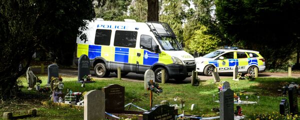 سيارات الشرطة البريطانية في مقبرة مدينة سولسبري - سبوتنيك عربي