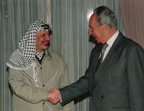 ياسر عرفات وشيمون بيريز ياسر عرفات وشيمون بيريز - سبوتنيك عربي