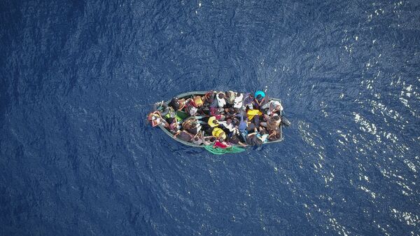 قارب يحمل مهاجرين في مضيق جبل طارق - سبوتنيك عربي