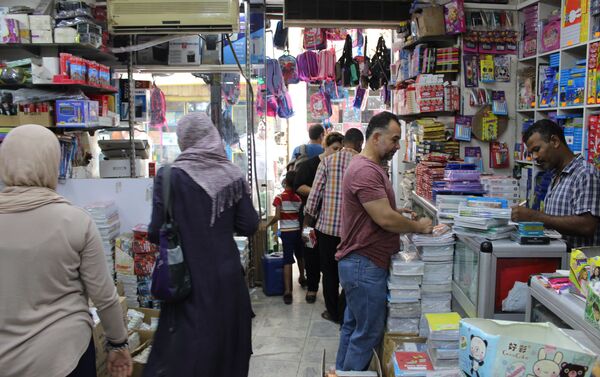 بيع مستلزمات المدارس فى منطقة الفجالة بمصر - سبوتنيك عربي