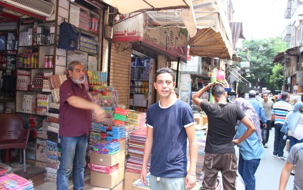 بيع مستلزمات المدارس فى منطقة الفجالة بمصر - سبوتنيك عربي