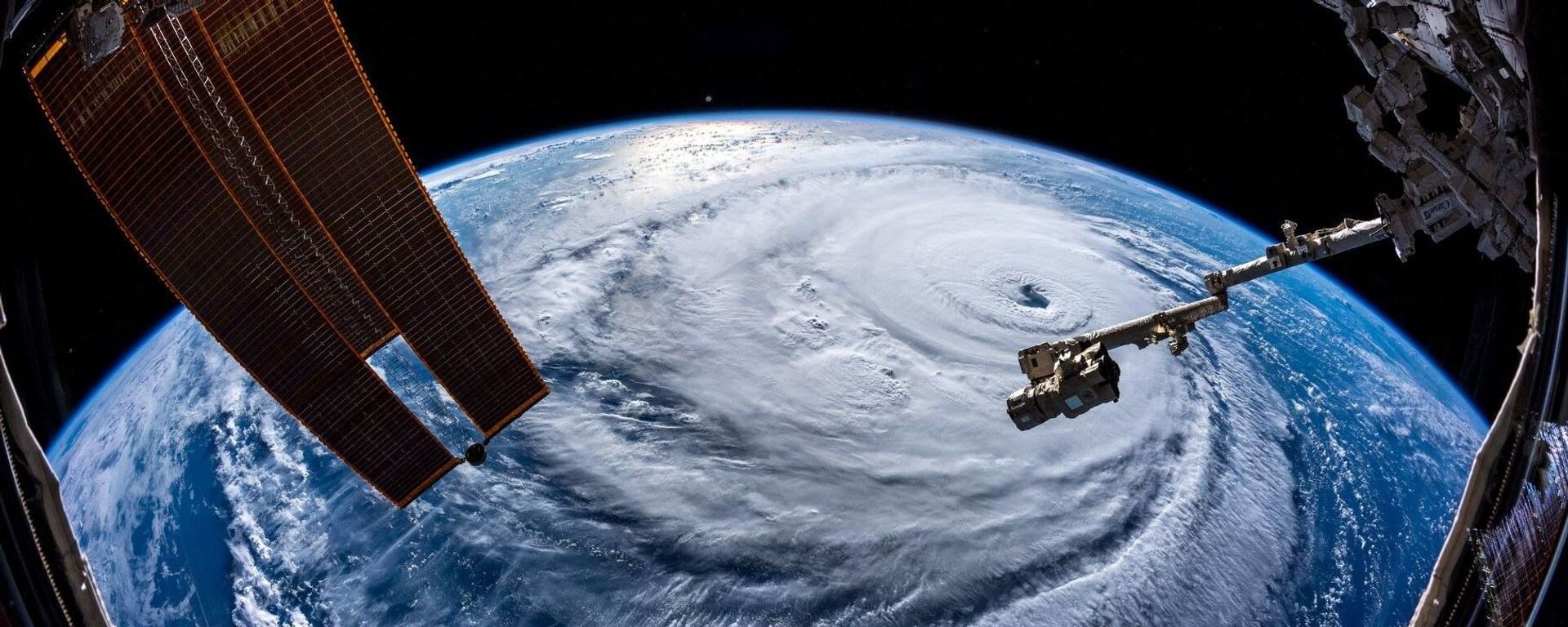 رائد الفضاء على محطة الفضاء الدولية، ألكسندر غيرست، يلتقط صورة لإعصار فلورنس الذي اجتاح ولاية نورث كارولينا (كارولينا الشمالية)، الولايات المتحدة  13سبتمبر/ أيلول 2018 - سبوتنيك عربي, 1920, 01.08.2025