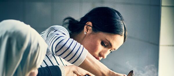 دوقة ساسكس البريطانية، ميغان ماركل، تطهو مع نساء في مطبخ مركز المنار للتراث الثقافي الإسلامي في غرب لندن دوقة ساسكس البريطانية، ميغان ماركل، تطهو مع نساء في مطبخ مركز المنار للتراث الثقافي الإسلامي في غرب لندن - سبوتنيك عربي